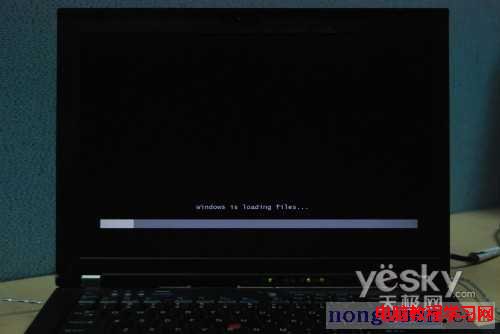 圖為:“Windows is loading files...”界面