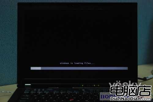 圖為:“Windows is loading files...”界面